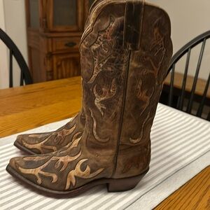 Women’s Rugged Country boots, Size 9.5